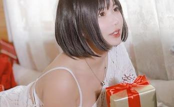 粉嫩的旗袍+酷炫的战斗服，Tina很妖孽呀要上天啦！快来看这本写真图册！