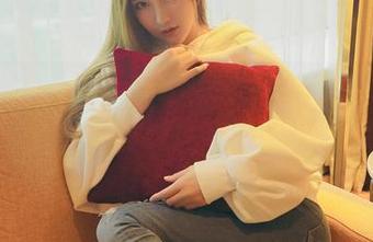 partycat轰趴猫 - 图包里的温心怡：旅拍也能有这种莫名的居家氛围，对吧？