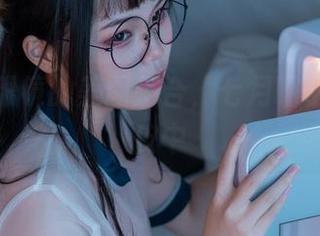 酸奶和眼镜的美图组合，七月喵子在线调皮中