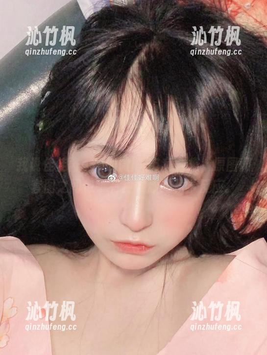 我说佳佳酱ovo的微博36套合集，原图和套图之间似乎有种微妙的化学反应。