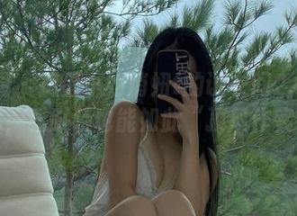 微密圈 - 捣蛋小妞俏妞t的试衣间2.0写真合集，看时装也能如此“顶风作案”。