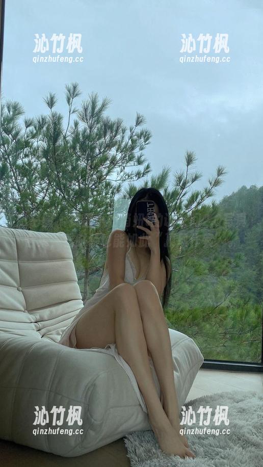 微密圈 - 捣蛋小妞俏妞t的试衣间2.0写真合集，看时装也能如此“顶风作案”。