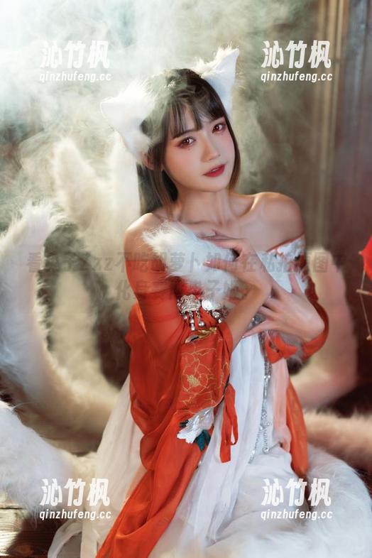 看兔子Zzz不吃胡萝卜如何在私拍原图中化身赛博电子姬。