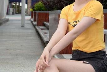 初夏女神 - 突然觉得柒柒的内衣写真图集中有隐隐的叛逆，跟她想表达的可不太一样…