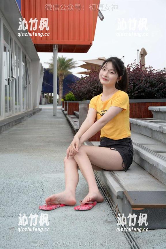初夏女神-柒柒 初夏女神 - 突然觉得柒柒的内衣写真图集中有隐隐的叛逆,跟她想表达的可不太一样…