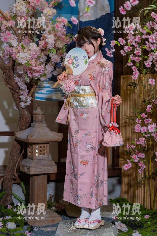 咬一口兔娘 瞧瞧咬一口兔娘的美图吧,让“循循守月”成为你的心头好