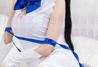 看这坏露露香宝，紫色外套配杨枝甘露的套图，拍得像画一样，却又总有些小坏心思。