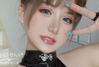 哇，夏鸽鸽不想起床锁定目标，作品里的美腿扑面而来，果然不愧是她！