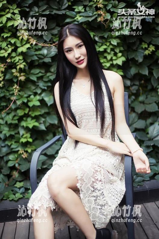 头条女神 - 如果毛衣会说话，它一定会推荐申美嫣的写真集下载！