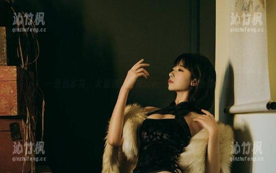 奈汐酱Nice 一点点水花,大量奈汐酱Nice:泳池图片合集来啦