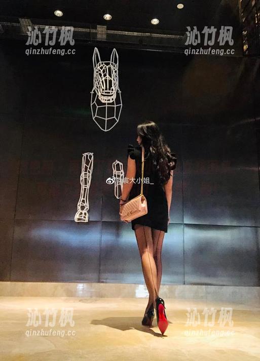 微密圈 - 再不下载宸大小姐的女孩图集，可能只会发展成你的‘惊愕’剧！