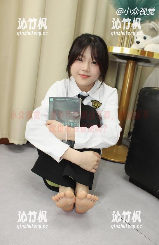 小众视觉-玲玲 小众视觉 - 看玲玲的黑白写真,壁纸能不能也有点情绪啊?