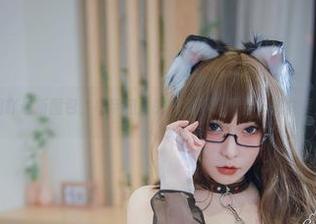 小泉学姐吖最新图包，吊带和她的气质不谋而合，感觉要上天了。