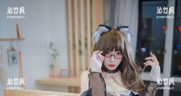小泉学姐吖最新图包，吊带和她的气质不谋而合，感觉要上天了。