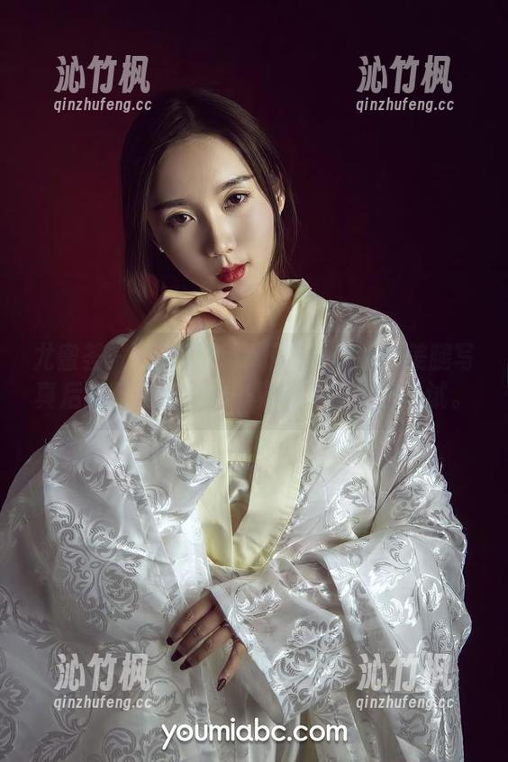 尤蜜荟-乔雅冰 尤蜜荟 - 不会告诉你下载乔雅冰的美腿写真后的反应,但……真得下载一下试试。