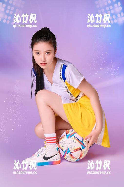 年年Nnian 打开年年Nnian的《油亮》,分享油腻中透出的别样精致!