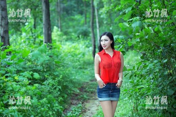 推女郎-胡允儿 推女郎 - 写真风暴!胡允儿的白丝私拍,轻松一个回眸,啥事都想不起来了。