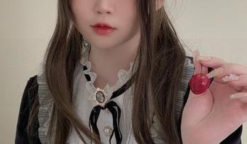 是依酱呀，女神降临，美图精选带你无法自拔。