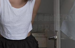 柒柒不可爱在原图里美腿的任性程度，无需多言，滑稽又可爱。