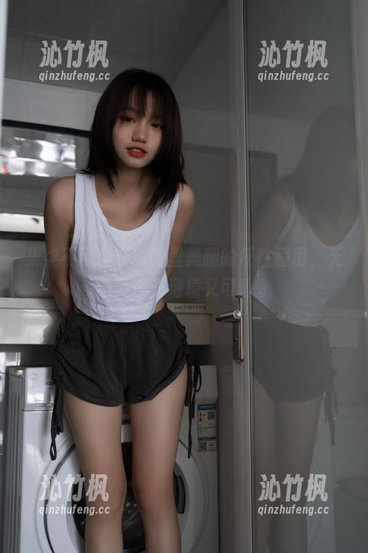 柒柒不可爱在原图里美腿的任性程度，无需多言，滑稽又可爱。