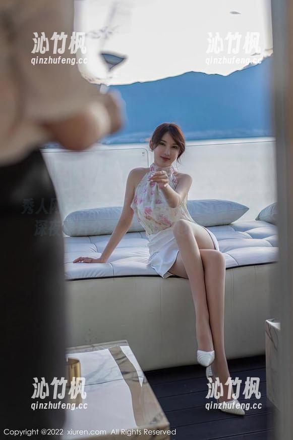 秀人网 - Jennifer小若的睡衣奇遇记：深夜照片分享，穿错了也好有趣啊！