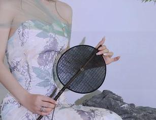 秀人网 - 俞漫的图包：精选浴室迷情，洗去一天的疲惫吧。