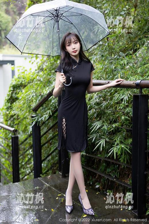 秀人网-是小逗逗 秀人网 - 图片中的是小逗逗,白衬衫勾勒的那份简约,像是轻轻一撩,真想多看几眼。