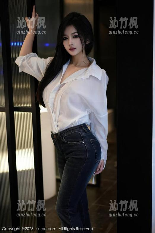 秀人网 - 最新美图：杨晨晨Yome把校服穿出了“校园风云”的味道。