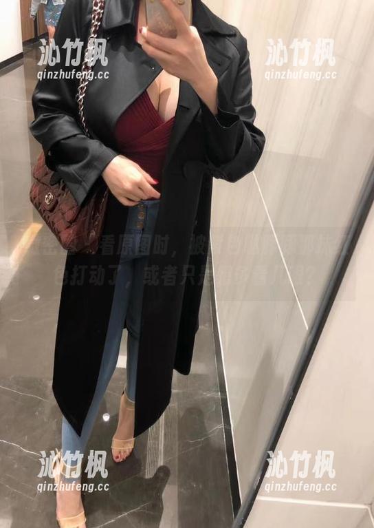 紫色哒豚豚 微密圈 - 看原图时,被紫色哒豚豚那抹红色打动了,或者只是想多看几眼?