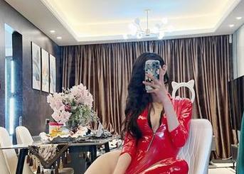 微密圈 - 葛征尝试的丝袜制服，这张原图让我有点血脉贲张？;;;哎。