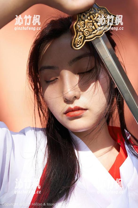 蜜桃社 - 亚洲美脚沙龙，伊琳的图片合集：腿上这条高光好像可以照亮整条街。
