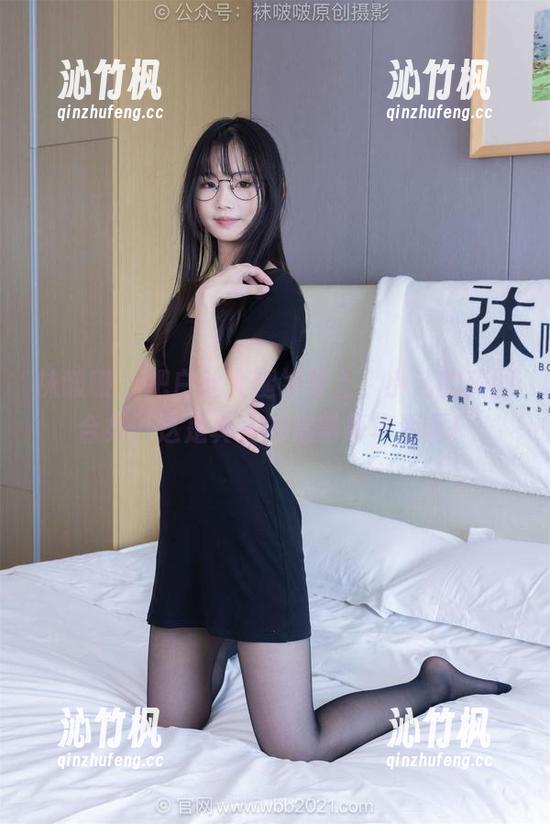 袜啵啵 - 把白丝大腿袜穿上，小沫的美图合集，这是真正的腿部豪华游啊！