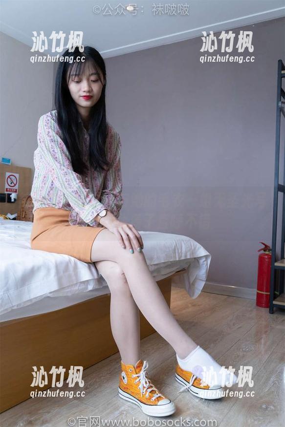 袜啵啵 - 甜甜圈与她的毛衣一组无圣光写真，让我看了直呼不错