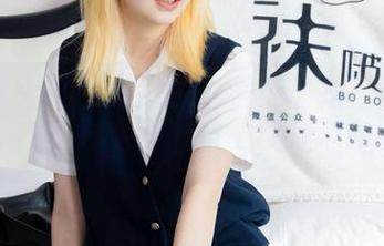 袜啵啵 - 贝壳头？那是稚予私拍合集里的奇遇，真想找个角落仔细品味。