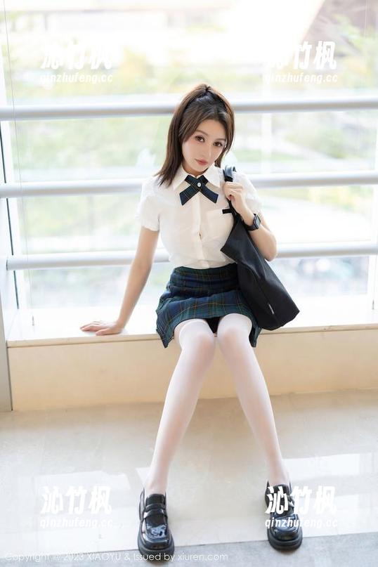 语画界 - 杨晨晨sugar又放出新图集，室外学生装也有她的小套路！
