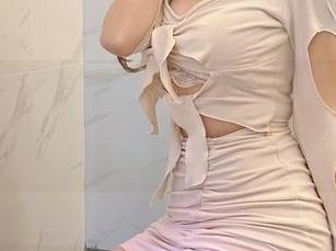不仅有“过期米线线喵”，还有她的护士写真，天哪，完全不专业的样子！