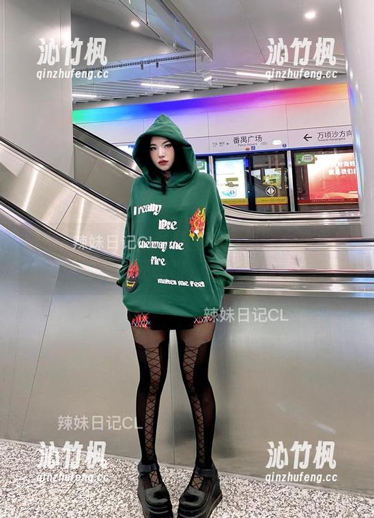 微密圈 - 这定制写真里的陈佩奇女孩像早晨的第一杯咖啡，醒脑又抓眼！