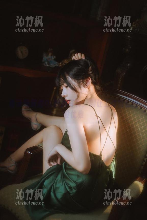 香草喵露露OL制服写真：别让工作挡住这股优雅