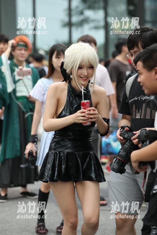 魔镜街拍最新图册，全是魔鬼身材，还以为梦游了呢！